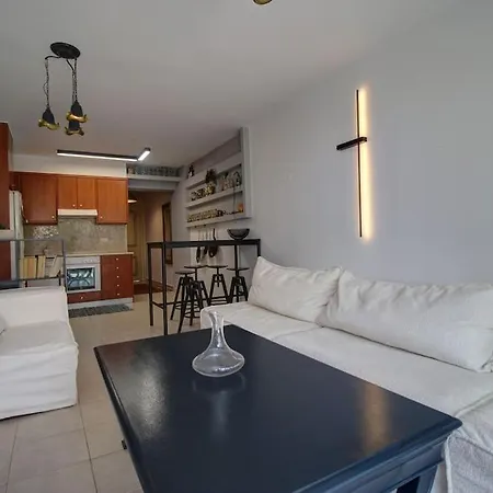 Apartament Villa Elias: 3-Bedroom Beachfront Villa With Jacuzzi & Pool