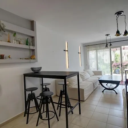 Elias: 3-bedroom Beachfront With Jacuzzi & Pool Appartamento