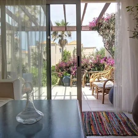 Appartamento Elias: 3-bedroom Beachfront With Jacuzzi & Pool *