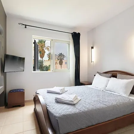 Appartamento Elias: 3-bedroom Beachfront With Jacuzzi & Pool La Canea